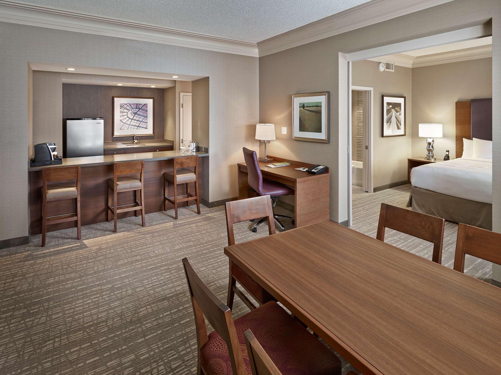 Отель Doubletree By Hilton West Эдмонтон Экстерьер фото