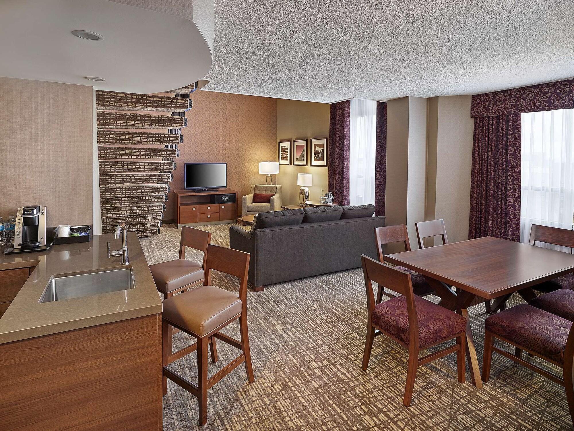 Отель Doubletree By Hilton West Эдмонтон Экстерьер фото