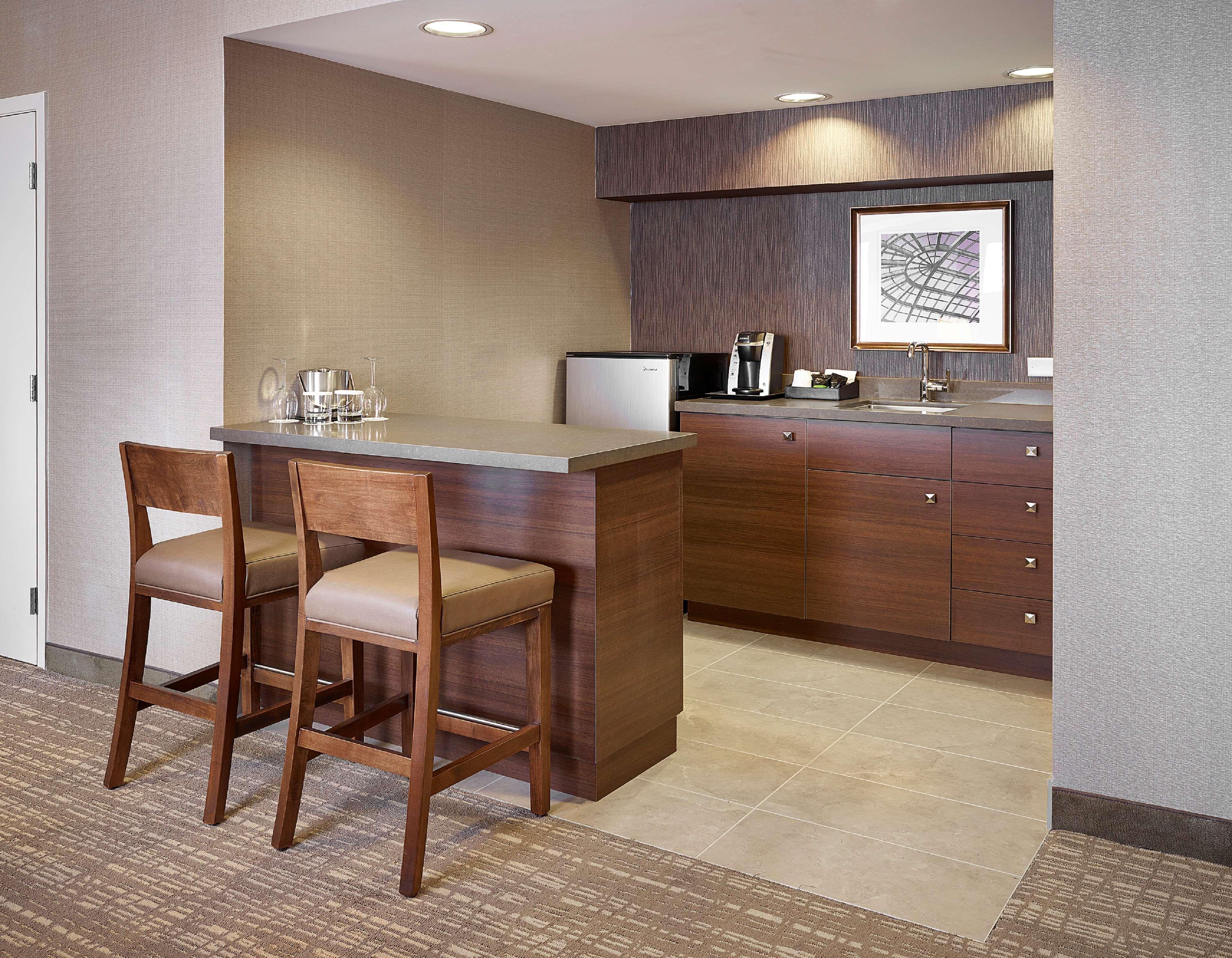 Отель Doubletree By Hilton West Эдмонтон Экстерьер фото