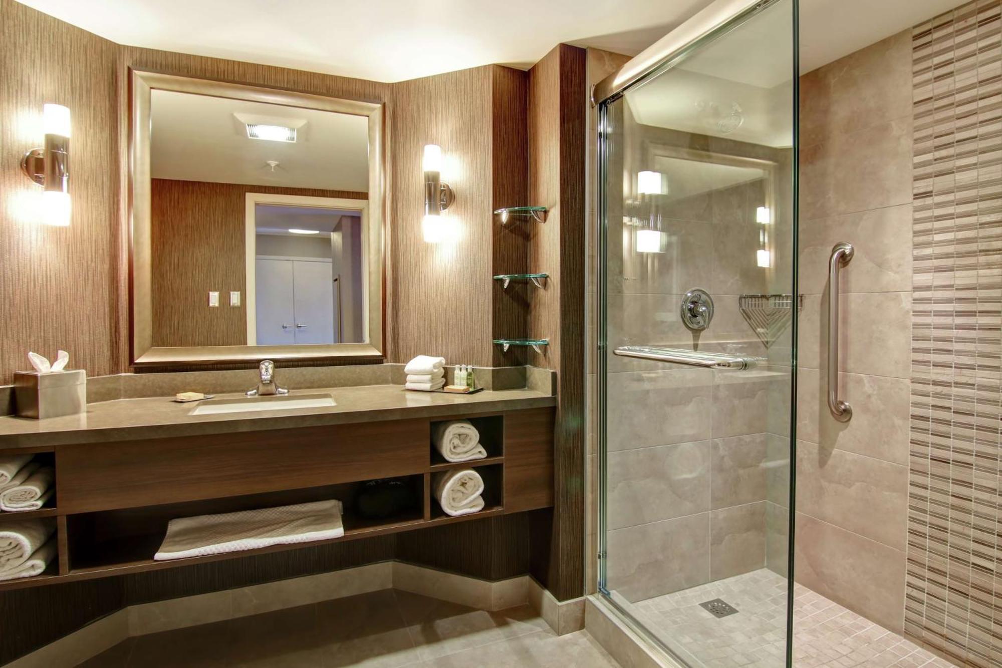 Отель Doubletree By Hilton West Эдмонтон Экстерьер фото