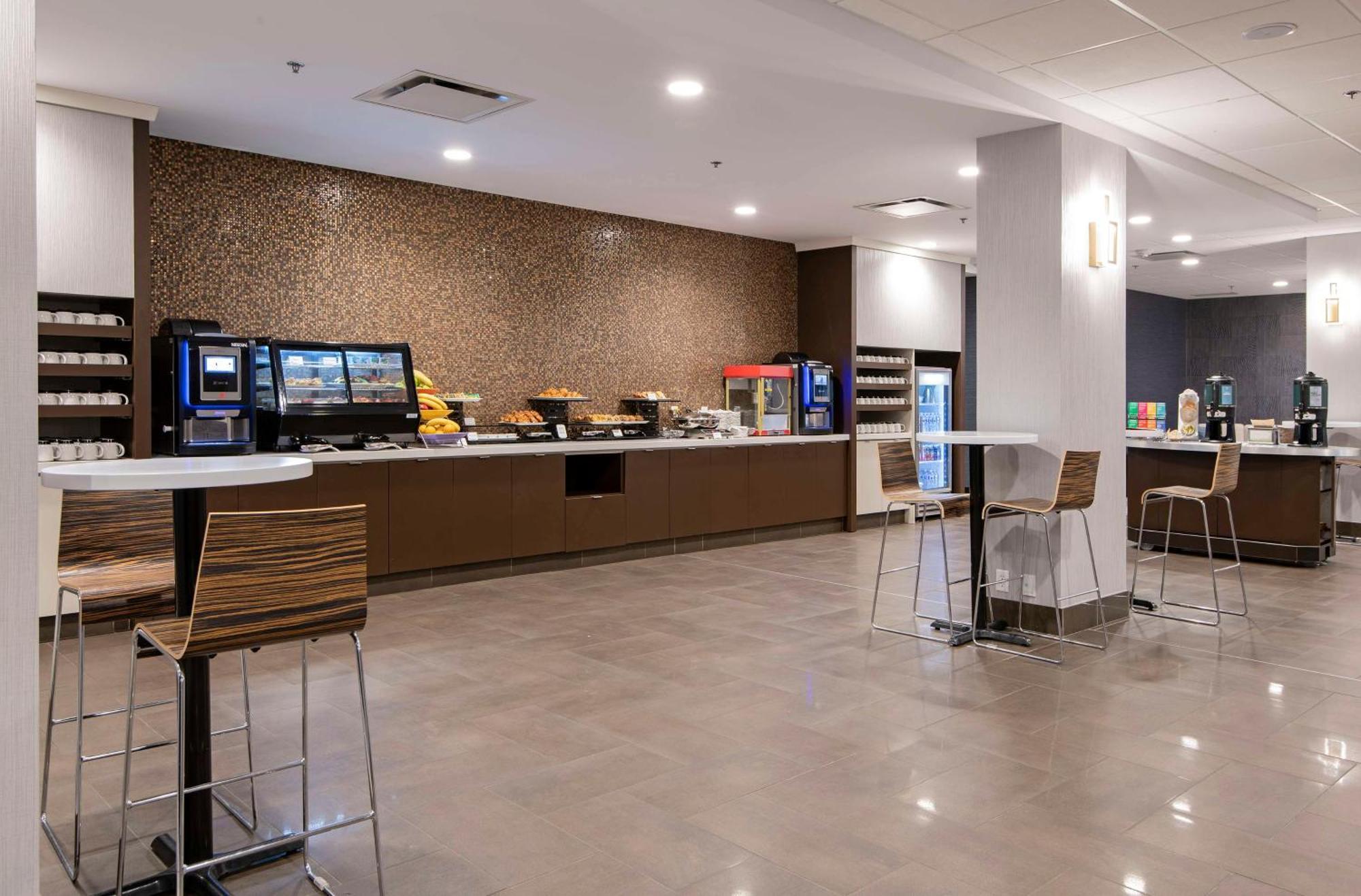 Отель Doubletree By Hilton West Эдмонтон Экстерьер фото
