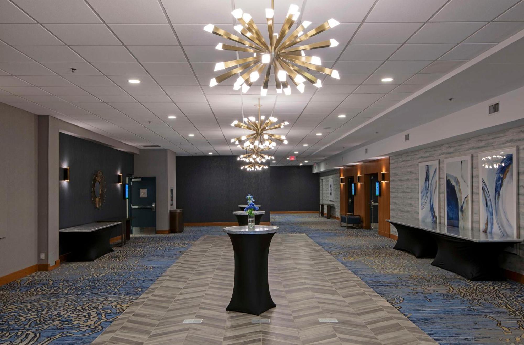 Отель Doubletree By Hilton West Эдмонтон Экстерьер фото