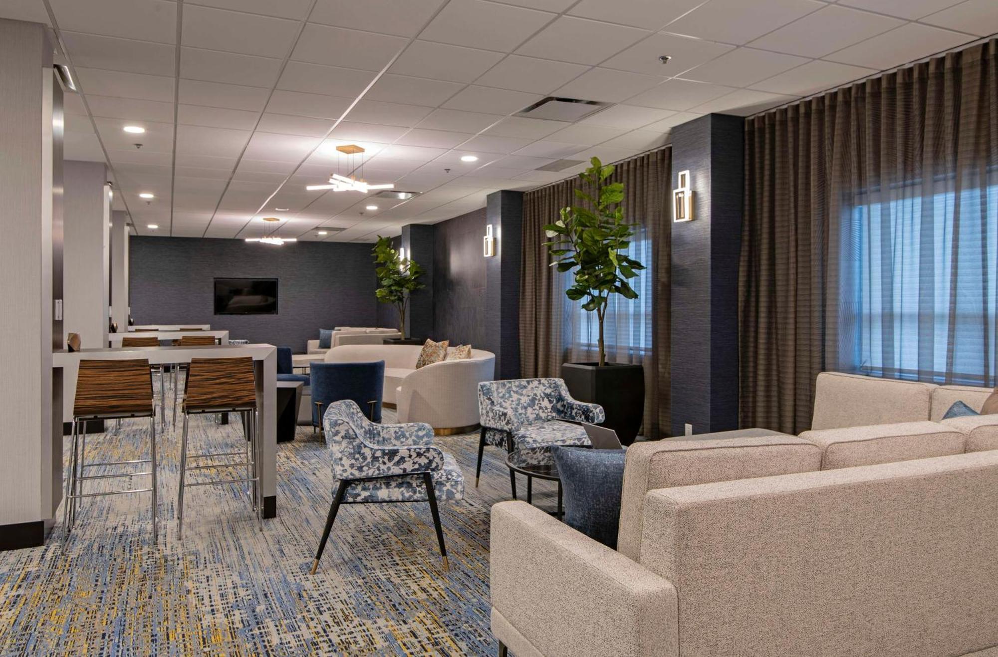 Отель Doubletree By Hilton West Эдмонтон Экстерьер фото